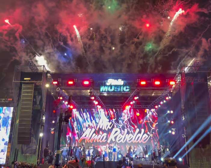 Cierre de show Amaya Hnos con fuegos artificiales